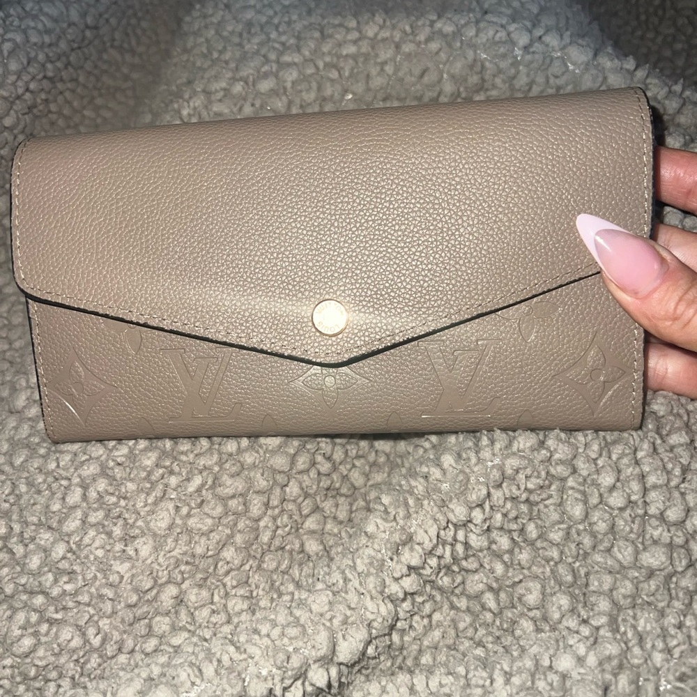 ***AUTHENTIC*** LV Sarah Wallet